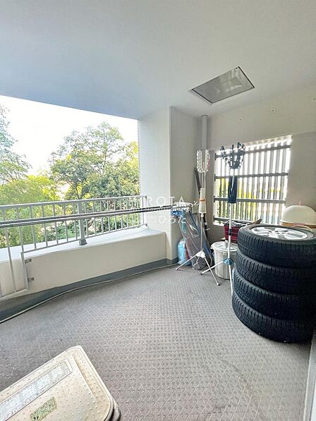 広いバルコニーなので洗濯物を干すだけでなく用途は様々です。