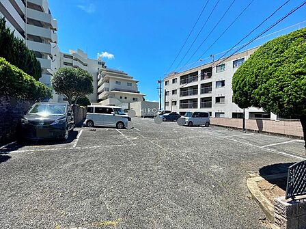 徒歩約2分の近隣駐車場1台7,000円/月確保。