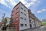 外観：メゾン箕面青松園前1番館の外観（北東側から）周辺は一戸建てとマンションが混在した緑豊かな住環境です。