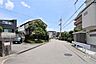その他：敷地東側の前面道路（南側から）。教育施設やスーパーが近い距離にございます。