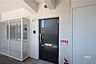 玄関：物件の玄関。9階建ての5階部分のお部屋です。［2026年5月18日撮影］