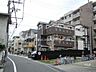 その他：敷地西側の前面道路。周辺には一戸建てが中心に立ち並んでいます。