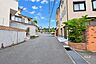 外観：物件の北西側前面道路（南西側から）周辺は主に集合住宅と一戸建てが立ち並ぶ住宅地です。［2026年6月23日撮影］