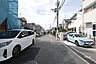 外観：物件の西側前面道路（北側から）［2026年8月18日撮影］