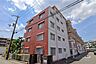 外観：メゾン箕面青松園前2番館の外観（北東側から）周辺は一戸建てとマンションが混在した緑豊かな住宅地です。