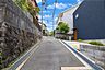外観：物件の南側前面道路（東側から）（AIによる青空加工済）周辺は戸建が中心に立ち並ぶ閑静な住宅地です。［2026年9月10日撮影］