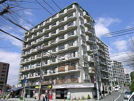 緑地公園ロイヤルマンションの外観(南東側から)。北大阪急行線「緑地公園」駅徒歩1分。1976年9月築。総戸数44戸の分譲マンションです。