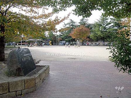 敷地の西側にある『長興寺公園』
