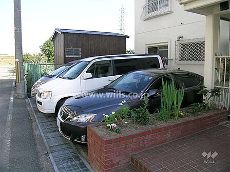 駐車場。全居室6帖以上の広さがあり、ゆとりがあります。南北両面にバルコニー付き。