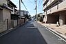 その他：敷地南側の前面道路。阪急宝塚線「服部天神」駅徒歩8分。1994年3月築。総戸数50戸の分譲マンションです。