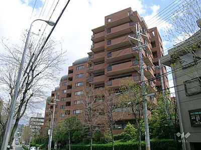 外観:ロイヤルフェルティ豊中緑丘の外観(南西側から)高級感のあるタイル貼りです。大阪モノレール線「少路」駅徒歩7分。1990年3月築。総戸数50戸の分譲マンションです。 外観:ロイヤルフェルティ豊中緑丘の外観(南西側から)高級感のあるタイル貼りです。大阪モノレール線「少路」駅徒歩7分。1990年3月築。総戸数50戸の分譲マンションです。
