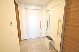スライド式の扉と広さが特徴的な玄関!シューズクロークあり!