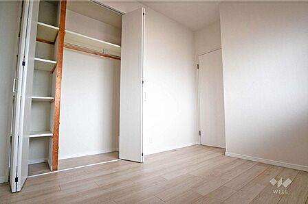 北東側洋室約5帖クローゼットがあるので洋服が多くても安心です。