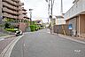 外観：物件の南東側前面道路（北東側から）［2026年4月24日撮影］