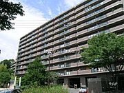 外壁はタイル張り。棟は南北に長く、2棟に分かれています。