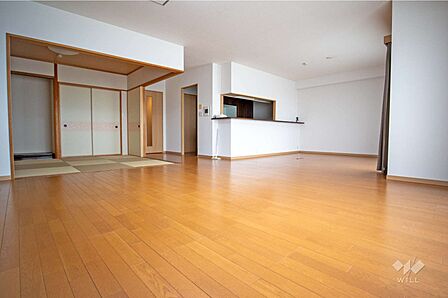 LDK26帖ゆとりのある家具の配置のしやすい横長リビングです。