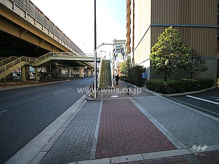 敷地東側の前面道路(北側から)