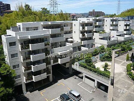 千里山ロイヤルマンション2番街D棟の外観(南側から)