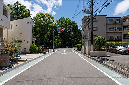 敷地東側の前面道路(北西側から)