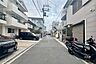外観：物件の南西側前面道路（南東側から）［2025年12月23日撮影］