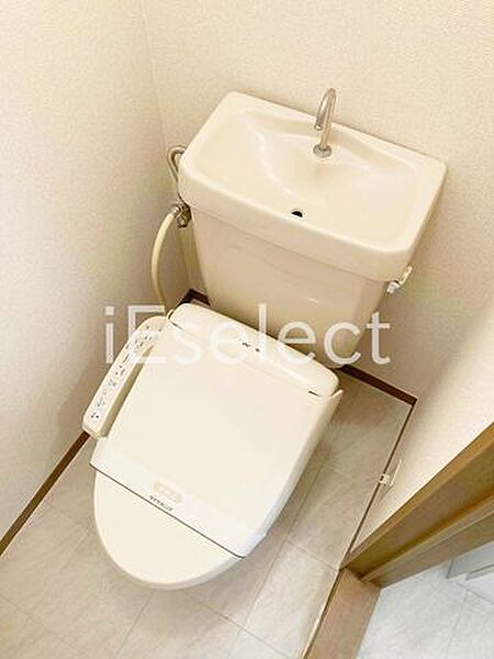 画像9:温水洗浄便座付きのトイレです
