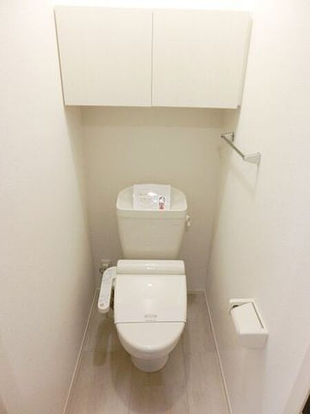 画像12:温水洗浄付きトイレです。
