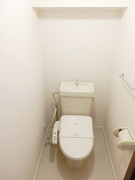 画像12:温水洗浄便座付きのトイレです
