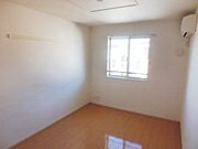 こちらのお部屋にもエアコンあります