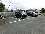 敷地内の駐車場。