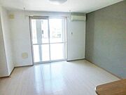 キッチン側からのリビングです