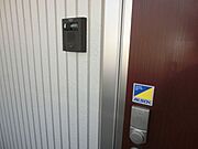 玄関はモニターホン＆アルソック。