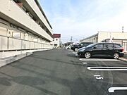 敷地内の駐車場。