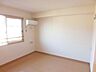 寝室：明るいお部屋です。