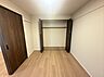 その他：奥行のある収納完備の洋室。LDKに隣接しているお部屋です。