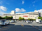 イトーヨーカドー川崎店 徒歩13分。食材から日用品まで揃うスーパーが身近に。急な買い足しやまとめ買いにも対応できる、家族の暮らしを支える大切な存在です。 1000m