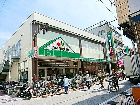 マルエツ元住吉店 新鮮な食材や日用品が揃うスーパーが徒歩圏に。忙しい日常の中でもスムーズに買い物ができる、便利で暮らしやすい立地です。 600m