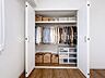 収納：■収納■各お部屋には容量たっぷりのクローゼット付き♪お洋服やかさばる荷物もすっきり整理できますね！※本画像はAIによるバーチャルステージングを施したイメージです。