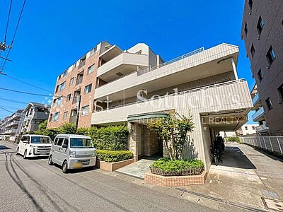 外観：【向ヶ丘遊園パーク・ホームズ参番館】時間とともに街に溶け込みながら、変わらぬ存在感を放つ外観。※掲載画像はAI加工を施しております。実際の形状・色味・空模様・陽当たり等と異なる場合があります。