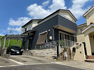 外観：駐車場から玄関までフラットなので、たくさんお買い物をして帰ってきても楽々◎