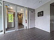 《エントランス》防犯カメラ完備で防犯面も安心です。