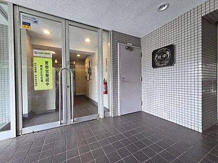 《エントランス》防犯カメラ完備で防犯面も安心です。