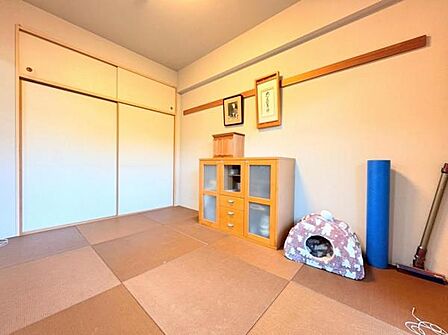 《和室》リビング横の6.0帖和室。こちらのお部屋からもテラスに出入り出来ます。
