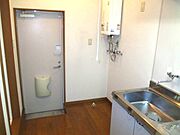 部屋側から玄関を写しました。