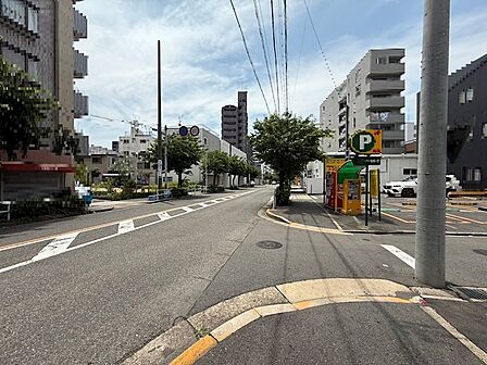 西側の前面道路の写真です。