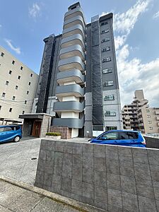 外観:周辺環境と調和した、落ち着いた色合いの外観が魅力のマンション。通勤・通学にも便利な立地で、都心へのアクセスも良好です。都会の喧騒から離れた穏やかな暮らしを実現します。 外観:周辺環境と調和した、落ち着いた色合いの外観が魅力のマンション。通勤・通学にも便利な立地で、都心へのアクセスも良好です。都会の喧騒から離れた穏やかな暮らしを実現します。