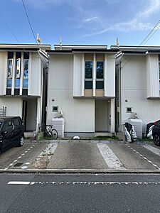 外観:広々とした駐車スペースを確保した物件です。白を基調としたシンプルモダンな外観が魅力。新しい生活を始めるのにぴったりな住まいです。 外観:広々とした駐車スペースを確保した物件です。白を基調としたシンプルモダンな外観が魅力。新しい生活を始めるのにぴったりな住まいです。