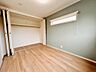 子供部屋：「ユニハウス施工写真」各お部屋に収納スペースを設けます。クローゼット内は枕棚とパイプハンガーつきです。