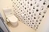 トイレ：「ユニハウス仕様トイレ」２Ｆは節水キレイ洗浄トイレのアラウーノ。