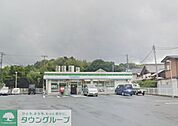 ファミリーマート本郷小学校前店 徒歩3分。コンビニ 210m