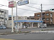 ローソン　貴生川駅前店まで900メートル